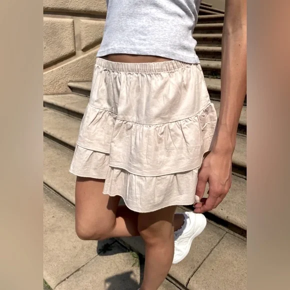 NWT! BRANDY MELVILLE ADORABLE 1SZ STRETCHY BAND SKIRT! TRENDING! 5 ⭐️’S! - Picture 3 of 6